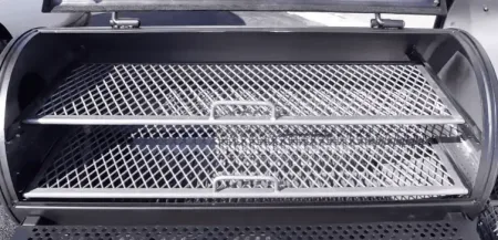 Main cooking chamber with pull out cooking grates